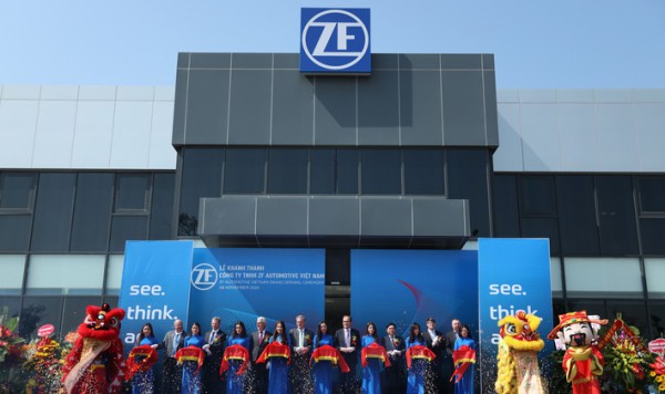 Feiern die Eröffnung des neuen ZF-Werks für Fahrwerktechnik in Hai Phong, Vietnam: Michael Hankel, ZF-Vorstandsmitglied (3. von links, hinten), James DeLuca, VinGroup Deputy CEO (4. von links, hinten), Dr. Peter Holdmann, Leiter der ZF Division Pkw-Fahrwerktechnik (5. von links, hinten). // Celebrating the opening of ZF’s Chassis Plant in Hai Phong, Vietnam: Michael Hankel, Member of the ZF Board of Management (3rd from left, back row), James DeLuca, VinGroup Deputy CEO (4th from left, back row), Dr. Peter Holdmann, Head of ZF’s Chassis Technology Division (5th from left, back row).