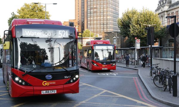 资料图片：比亚迪与英国客车制造商联合设计生产的电动公交车在英国伦敦街头行驶。（新华社）