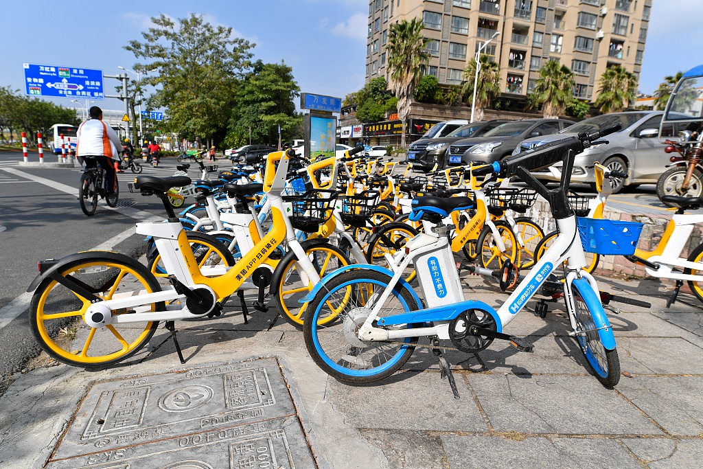 2019年12月10日，福建泉州洛江区安吉路，路边摆放的美团电单车和哈啰电单车。