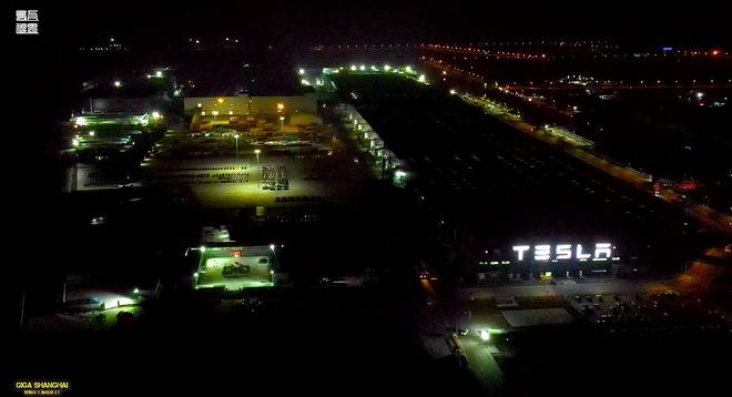 特斯拉中国上海超级工厂夜景